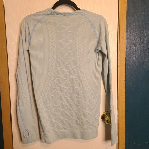 510 📚✏️lululemon winter long sleeve top - Picture 2 of 2